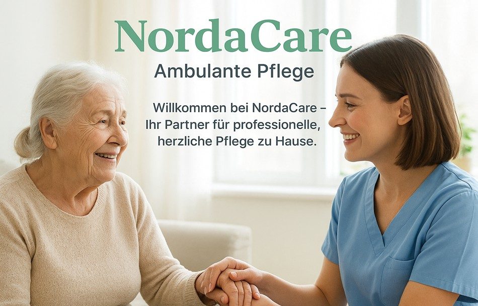 Ältere Frau und Pflegekraft im Gespräch, beide lächeln, warmherzige Atmosphäre.